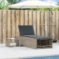vidaXL Sonnenliegen 2 Stk. mit Tisch Hellgrau Poly Rattan vidaXL Sonnenliegen 2 Stk. mit Tisch Hellgrau Poly Rattan