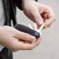 Orbitkey - Crazy-Horse Leder-Schlüsselanhänger - Farbe Obsidianschwarz mit roten Nähten Orbitkey - Crazy-Horse Leder-Schlüsselanhänger - Farbe Obsidianschwarz mit roten Nähten