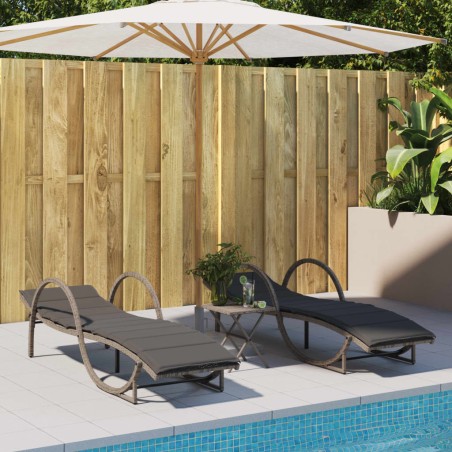 vidaXL Sonnenliegen 2 Stk. mit Auflagen Grau Poly Rattan