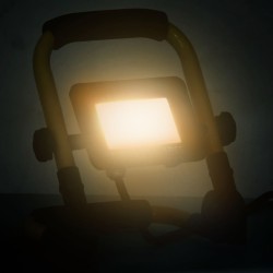 vidaXL LED-Fluter mit Handgriff 20 W Warmweiß
